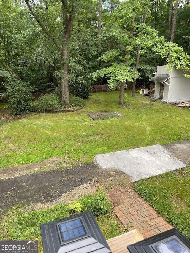 view of green lawn