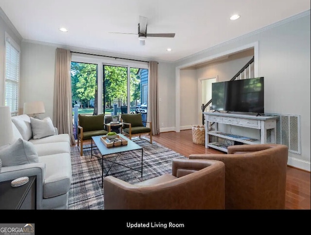 living area featuring ornamental molding, a ceiling fan, wood finished floors, baseboards, and recessed lighting