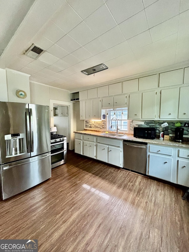 151 W Ellawood Ave, Cedartown, GA 30125 - kitchen featuring stainless steel appliances, dark wood-style floors, and light countertops