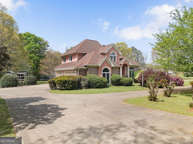 104 Bob White Run, Jackson, GA 30233 - traditional-style home featuring curved driveway, a garage, and brick siding