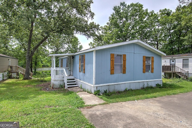 manufactured / mobile home featuring a front lawn