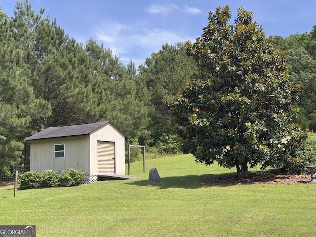 view of grassy yard featuring a storage shed and an outdoor structure