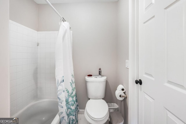 full bathroom featuring toilet and shower / tub combo with curtain