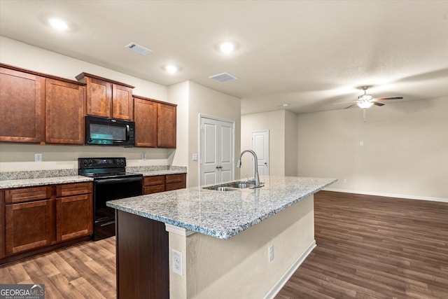 kitchen with black appliances, a sink, dark wood-style flooring, a ceiling fan, and recessed lighting