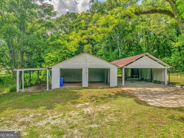 view of property's community featuring an outbuilding and a detached garage