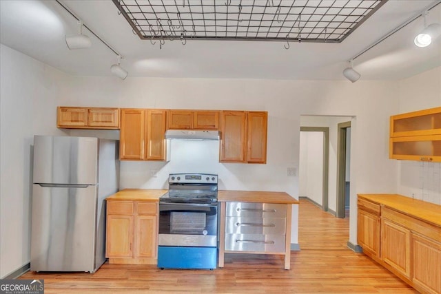kitchen with stainless steel appliances, rail lighting, under cabinet range hood, and light wood finished floors