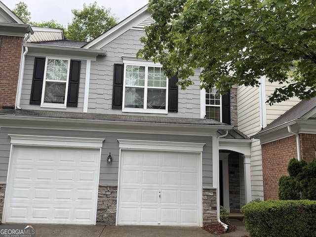 view of front of house featuring a garage and driveway