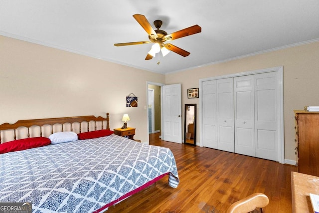 bedroom featuring wood finished floors, crown molding, a closet, ceiling fan, and baseboards