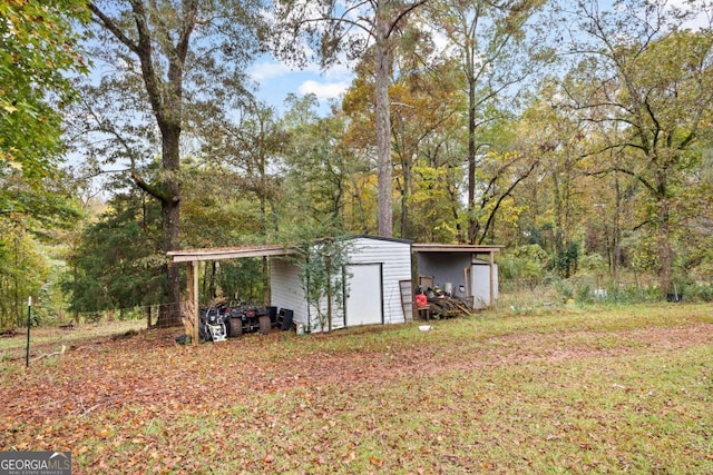 view of outdoor structure with a carport and an outdoor structure