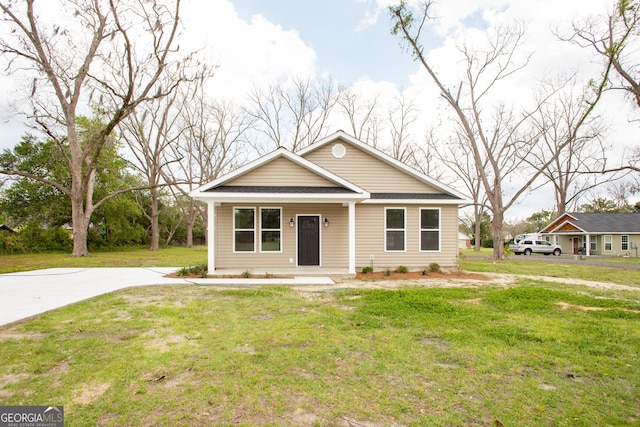 view of front of house with covered porch and a front lawn