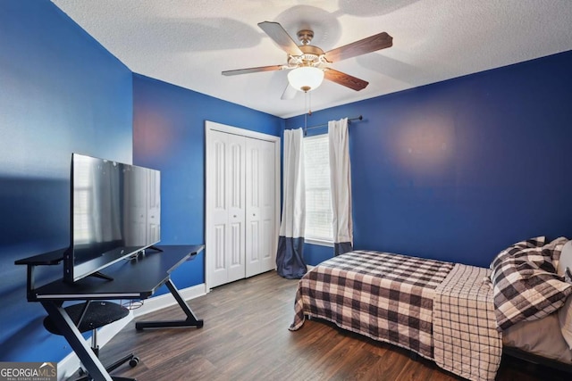 309 Nashview Trl, Allenhurst, GA 31301 - bedroom with a closet, a textured ceiling, wood finished floors, a ceiling fan, and baseboards
