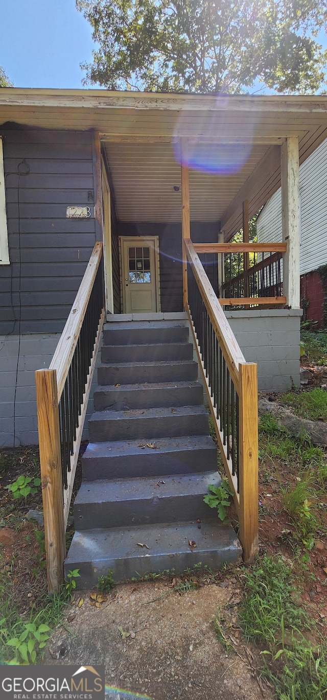 property entrance featuring a porch