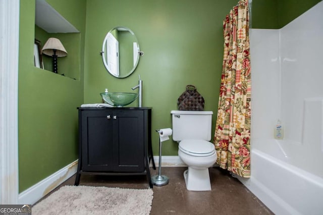 full bathroom featuring toilet, vanity, baseboards, shower / bath combo with shower curtain, and concrete floors