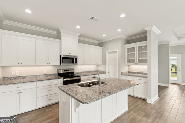 125 The Villas Way, Kingsland, GA 31548 - kitchen featuring stainless steel appliances, a sink, a kitchen island with sink, white cabinetry, and recessed lighting