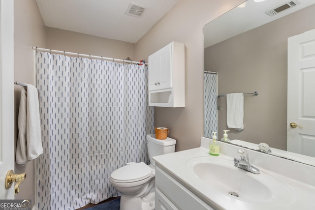 900 Bay Laurel Cir, Warner Robins, GA 31088 - full bath featuring toilet, vanity, and curtained shower