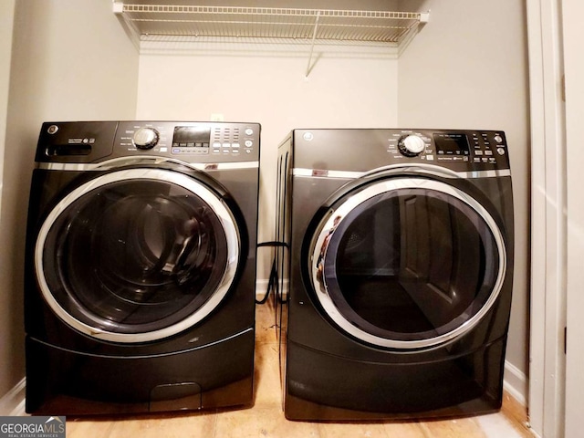 laundry area with washer and clothes dryer and baseboards