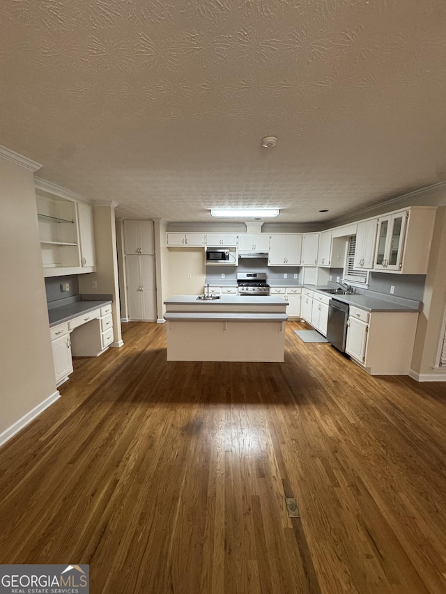 143 Tracy Ln, Mcdonough, GA 30253 - kitchen featuring stainless steel appliances, a sink, dark wood-type flooring, white cabinetry, and a textured ceiling