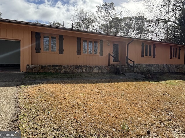 175 Thigpen Rd, Newnan, GA 30263 - view of front of home featuring entry steps, a front lawn, an attached garage, and asphalt driveway