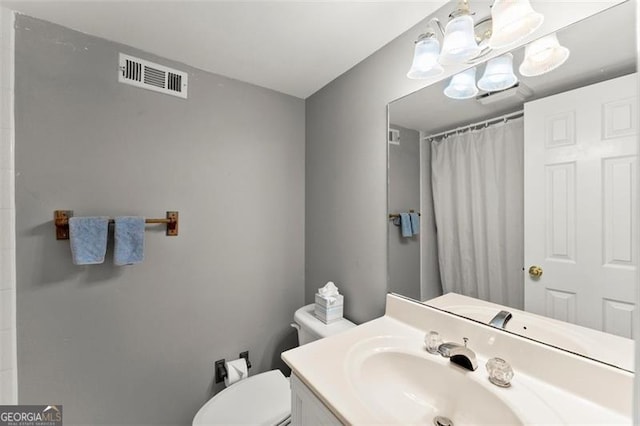194 Sentinel Pl SE, Marietta, GA 30067 - full bathroom featuring toilet, vanity, a shower with shower curtain, and a chandelier