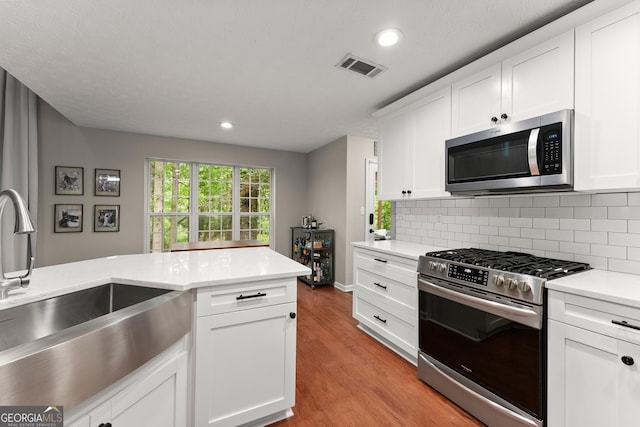 6520 Glen Pond Trce, Cumming, GA 30028 - kitchen featuring stainless steel appliances, a sink, light wood-style flooring, recessed lighting, and tasteful backsplash