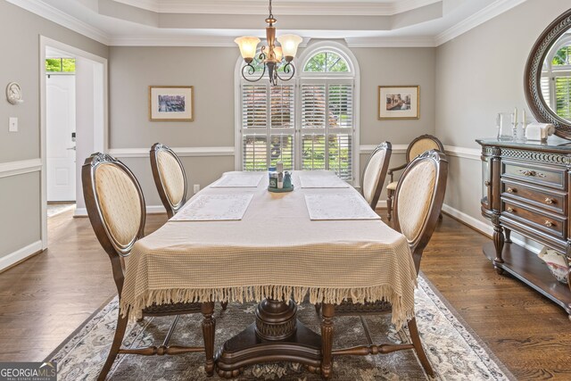 420 Windswept Ct, Roswell, GA 30075 - dining area with wood finished floors, crown molding, a tray ceiling, and a chandelier