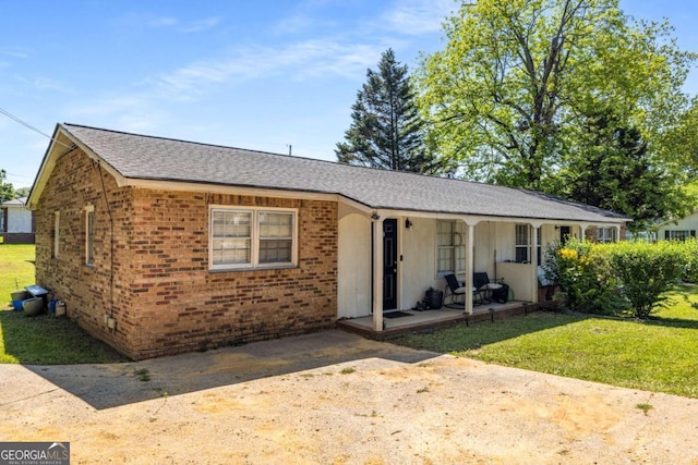 7 Grassdale Rd, Cartersville, GA 30120 - ranch-style house with covered porch, a front yard, brick siding, and roof with shingles