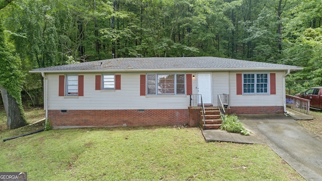 view of front of house featuring a front yard and a forest view