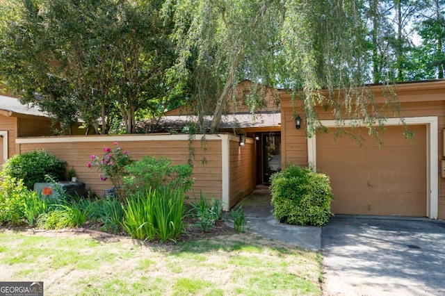 845 Lake Hollow Blvd SW, Marietta, GA 30064 - ranch-style house featuring an attached garage, asphalt driveway, and fence