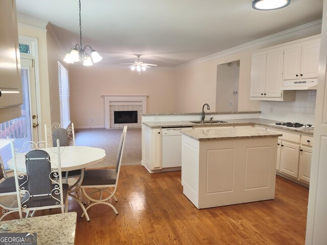 308 Bell Isle, Mcdonough, GA 30252 - kitchen with white appliances, a sink, ceiling fan, crown molding, and a peninsula
