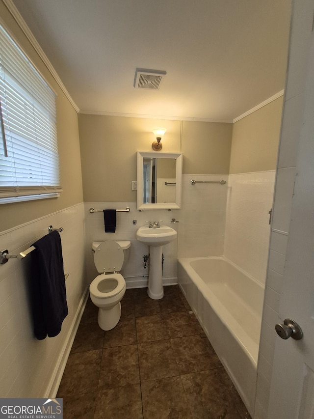 full bathroom with crown molding, a bathtub, toilet, and a sink