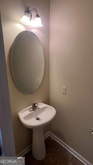 7055 Blairs View Dr Unit 1, Austell, GA 30168 - bathroom featuring baseboards