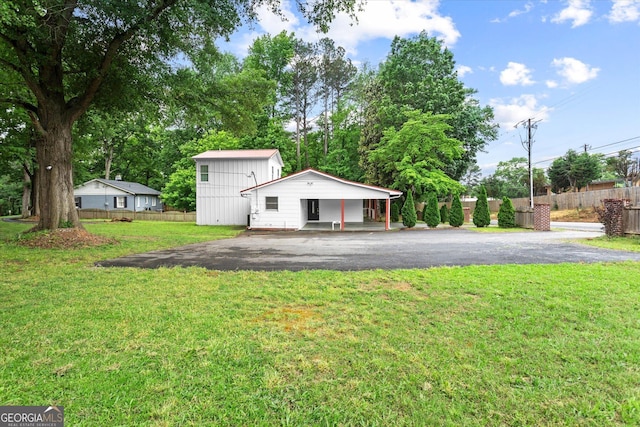 125 Sycamore Dr, Athens, GA 30606 - view of yard featuring asphalt driveway