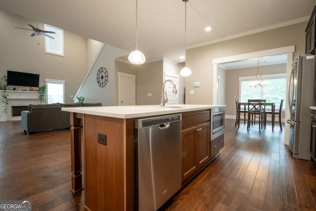 kitchen with appliances with stainless steel finishes, a sink, ceiling fan, an island with sink, and dark wood finished floors