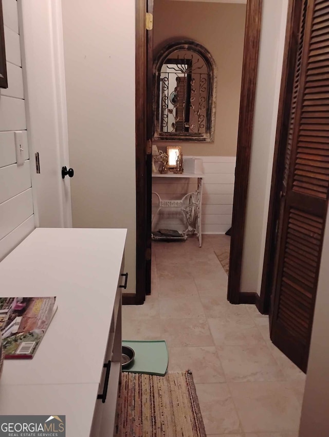 hall featuring wainscoting