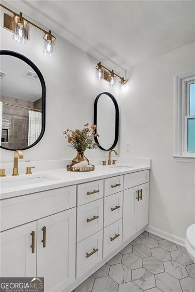 529 Greystone Trl, Marietta, GA 30068 - full bathroom featuring double vanity, toilet, and a shower with shower curtain