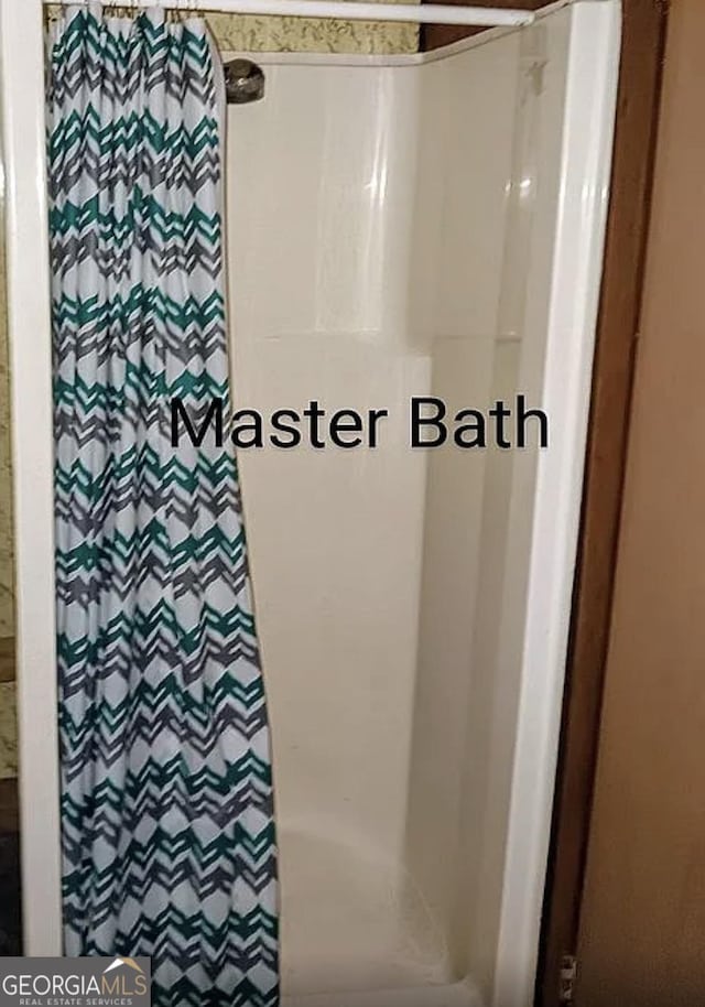 full bathroom featuring a shower with shower curtain