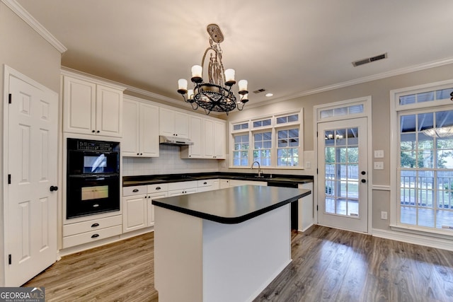 2049 Mclain Rd NW, Acworth, GA 30101 - kitchen featuring a chandelier, a sink, crown molding, dark countertops, and white cabinets