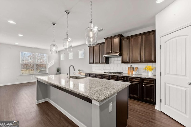 7995 Brewton Creek Dr, Cumming, GA 30028 - kitchen featuring a sink, stainless steel gas cooktop, under cabinet range hood, dark wood finished floors, and recessed lighting