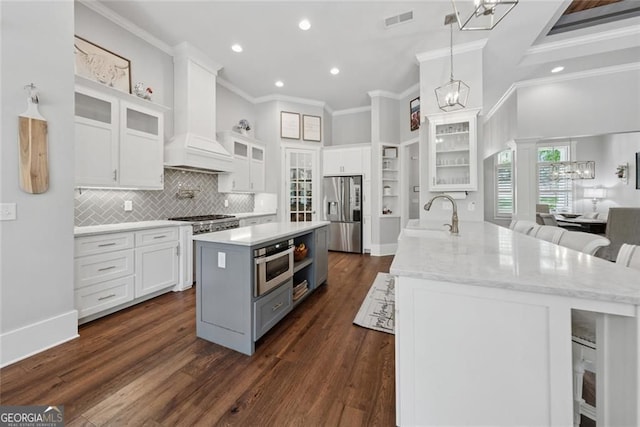 116 Serenity Lake Dr, Alpharetta, GA 30004 - kitchen with a chandelier, stainless steel appliances, a center island, ornamental molding, and a sink