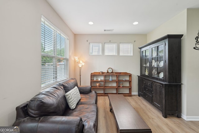 living area featuring light wood-style flooring, recessed lighting, and baseboards