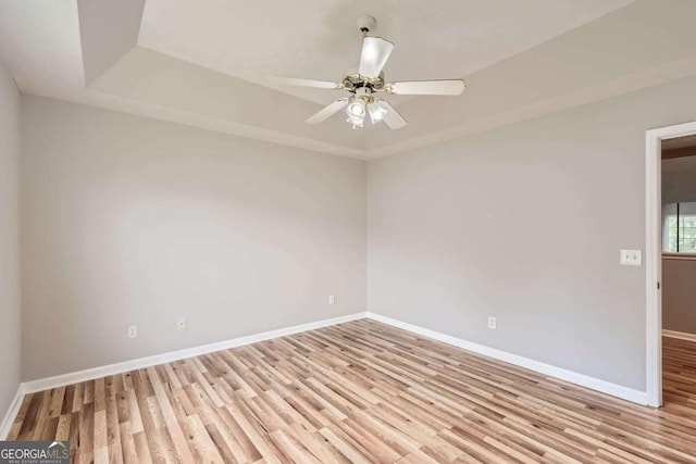 unfurnished room featuring light wood-style floors, baseboards, and ceiling fan