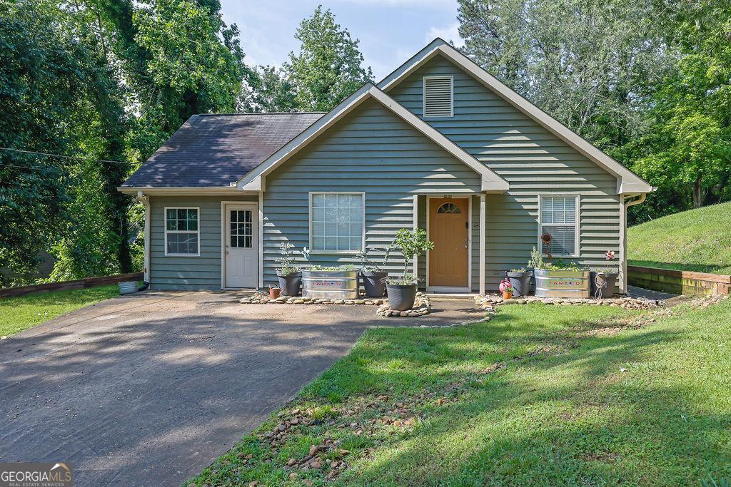 1650 Tomahawk Trl, Cumming, GA 30041 - bungalow-style home with a front yard