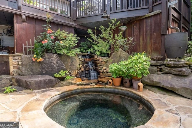 view of pool featuring an in-ground hot tub