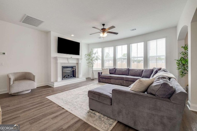living area featuring a ceiling fan, baseboards, wood finished floors, and recessed lighting