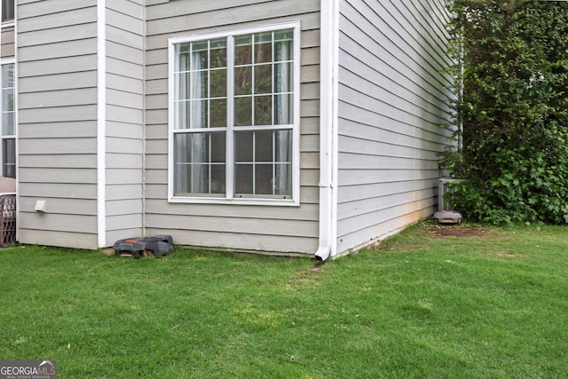 view of side of property featuring a lawn
