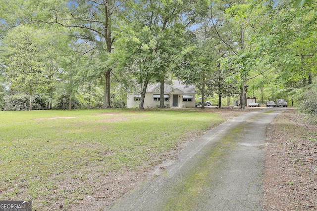 view of front of home featuring a front lawn and asphalt driveway