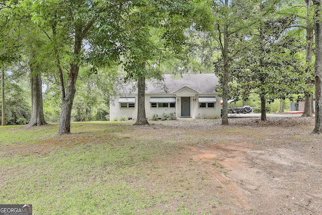 view of front of home featuring a front lawn