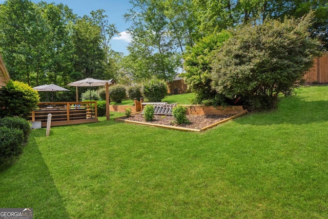 view of yard featuring a garden