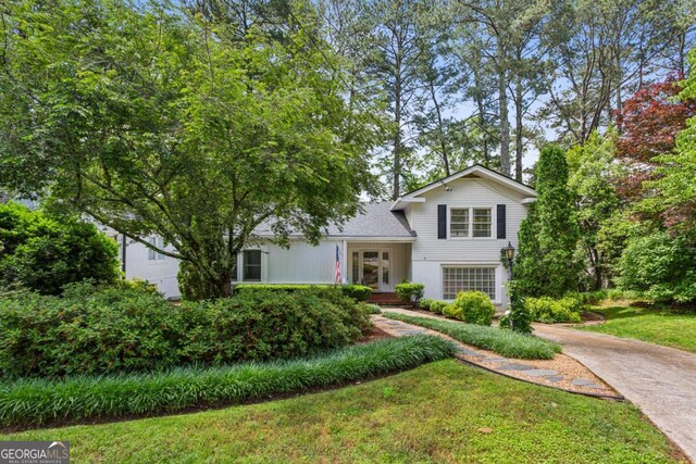 view of front of property with a front yard