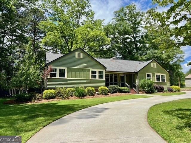 617 Smith St S, Bremen, GA 30110 - ranch-style home with a front yard, driveway, and board and batten siding